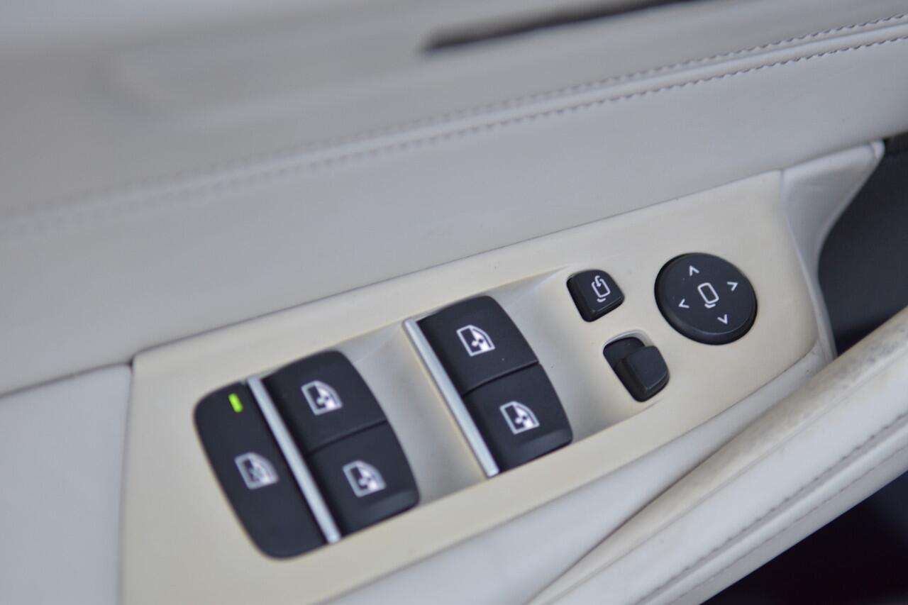 BMW 5-SERIE 520i High Executive * ComfortStoelen * Harman/Kardon * M-Sportpakket * Schuifdak * Trekhaak *