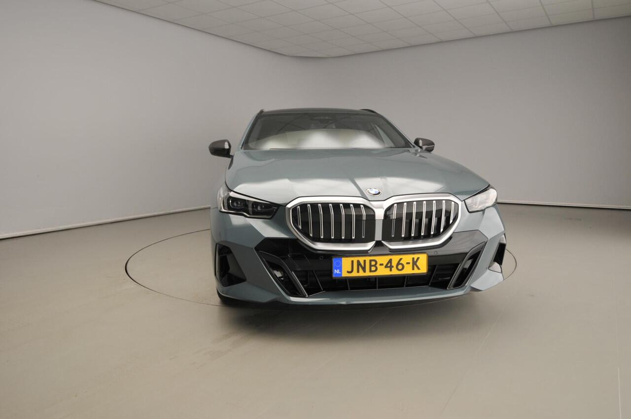 BMW 5-SERIE Touring 540d xDrive | M-Sportpakket | LED | HUD | Schuifdak | Active cruise | Elektr. zetels | DAB | Bowers & Wilkins sound | Alu 21 inch