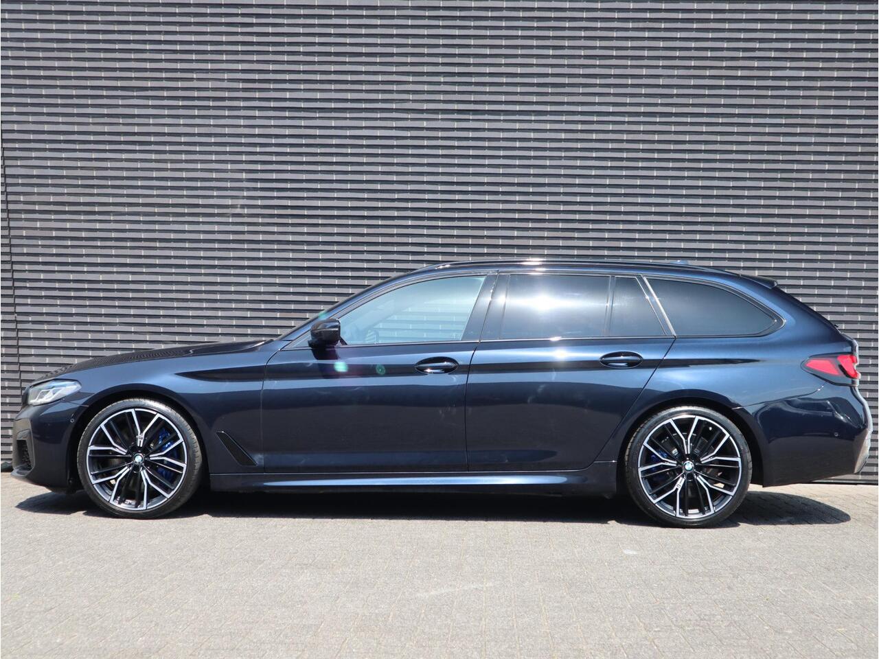 BMW 5-SERIE Touring 530d High Executive M Sport Pakket Automaat / Live Cockpit Professional / Panoramadak / Sportstoelen / 20 Inch / Laserlicht / Driving Assistant / M Sportremsysteem / Extra Getint Glas / Shadow Line / Head-Up Display