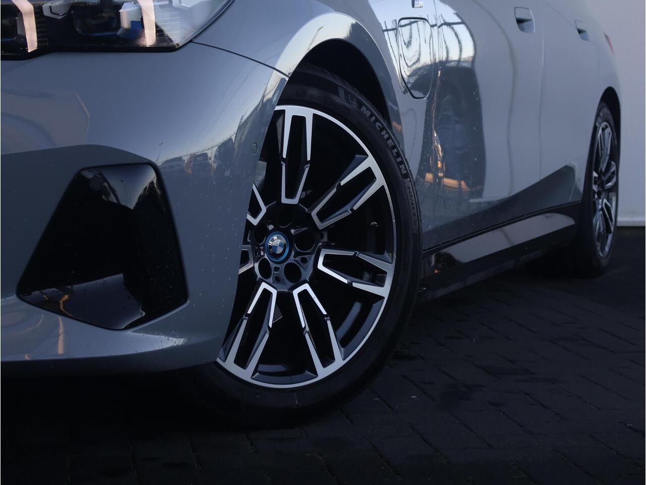 BMW 5-SERIE Touring 530e M Sportpakket/ Elektrische Trekhaak/ Achteruitrijcamera/ Panoramadak/ Stoelverwarming