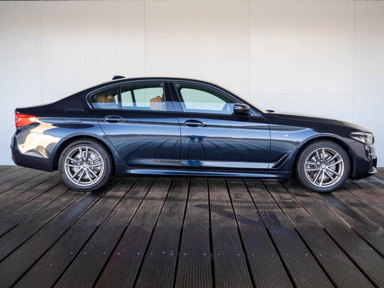 BMW 5-SERIE Sedan 520i | High Executive | M Sportpakket | Stoelverwarming | BMW Laserlicht | PDC | Trekhaak