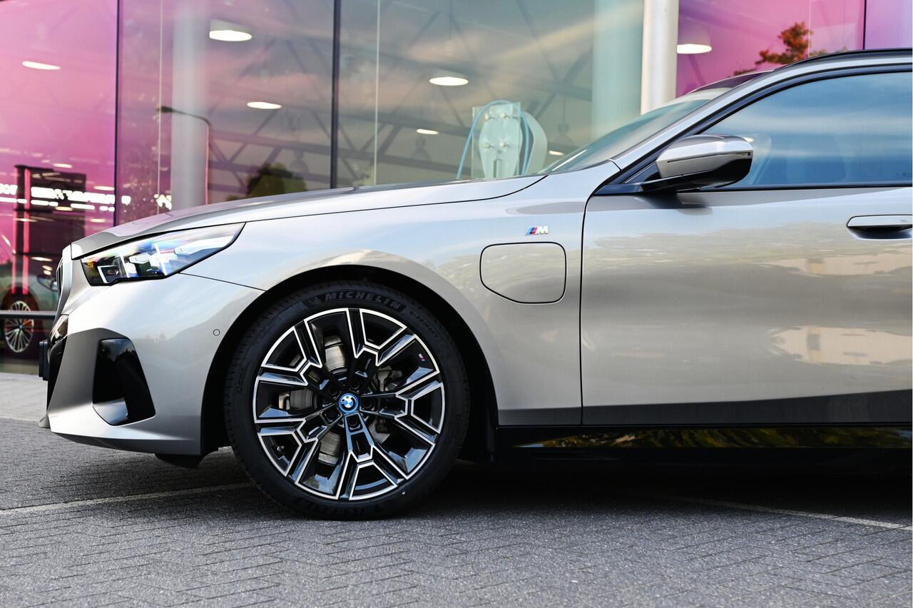 BMW 5-SERIE Touring 530e M Sport Automaat / Trekhaak / Active Cruise Control / Achteruitrijcamera / M Sport onderstel / Comfort Access / Adaptieve LED