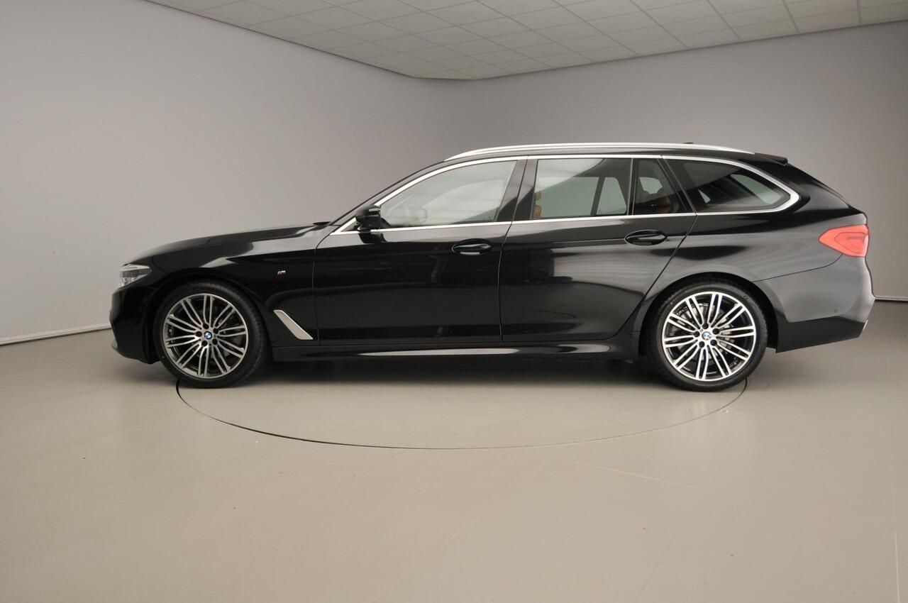 BMW 5-SERIE Touring 520i M-Sportpakket | LED | Leder | HUD | Comfortzetels | Trekhaak | Chrome line | DAB | Hifi speakers | Alu 19 inch