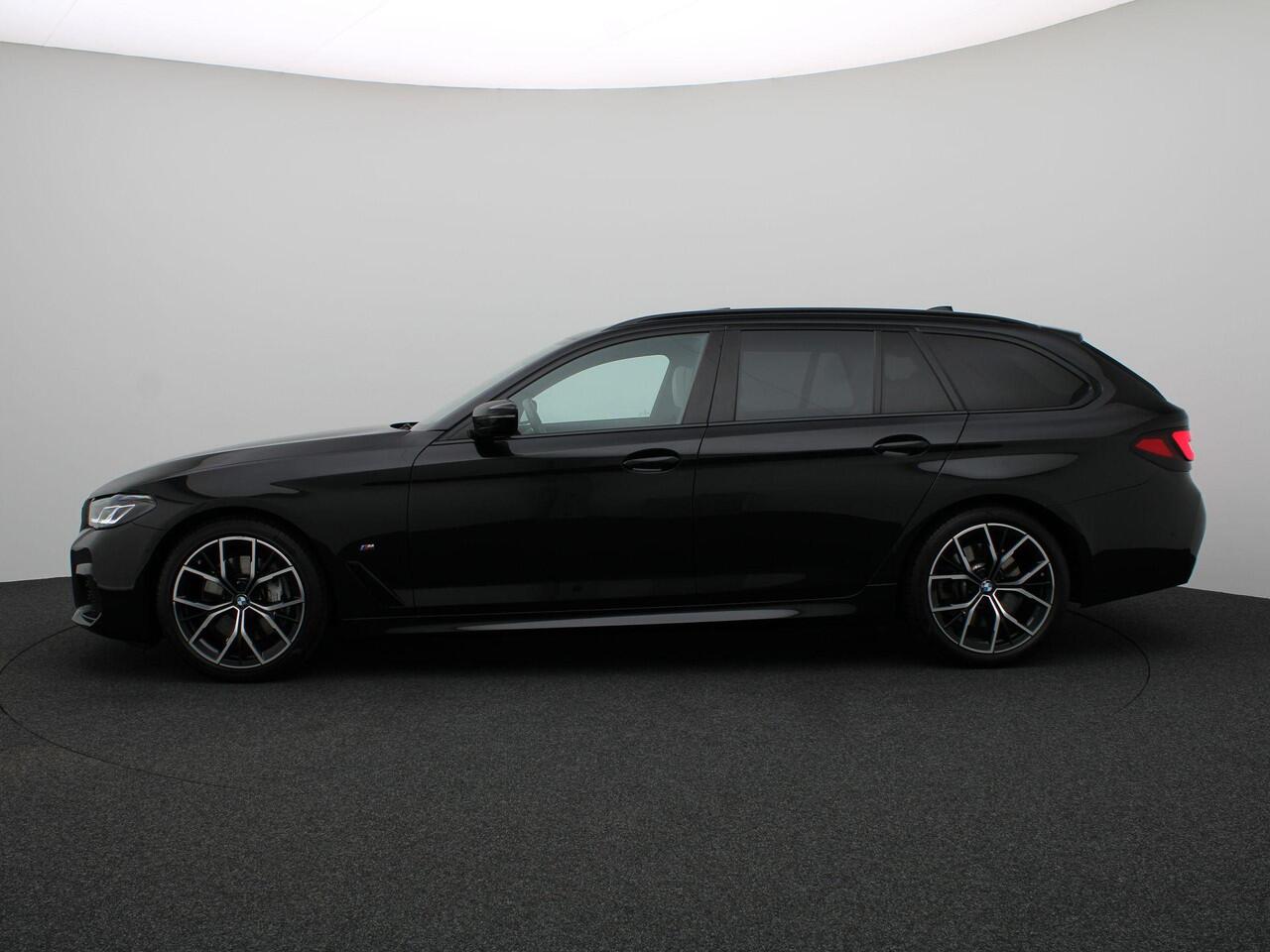 BMW 5-SERIE Touring 540i xDrive M Sportpakket | Comfortstoelen | Panoramadak | Achterruitrijcamera | 19"