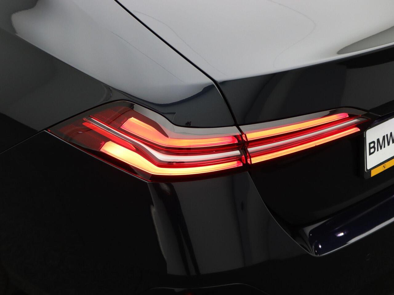 BMW 5-SERIE Sedan 530e M Sportpakket | Achteruitrijcamera | Driving Assistant | 19"