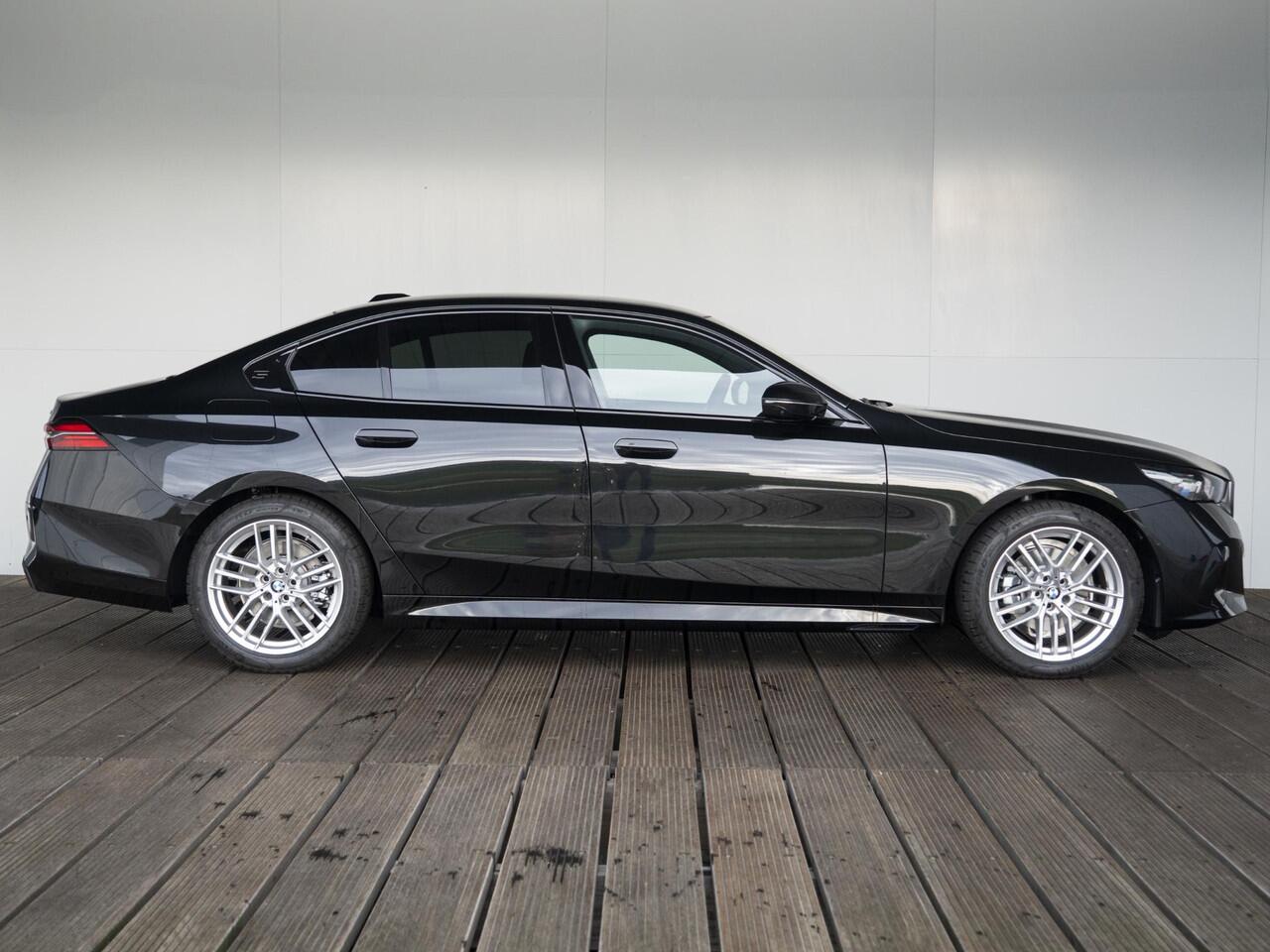 BMW 5-SERIE Sedan 520i | M Sportpakket | Innovation Pack | Verwarmd Stuurwiel | Comfort Access | Panoramadak | Stoelverwarming | Harman-Kardon | Trekhaak
