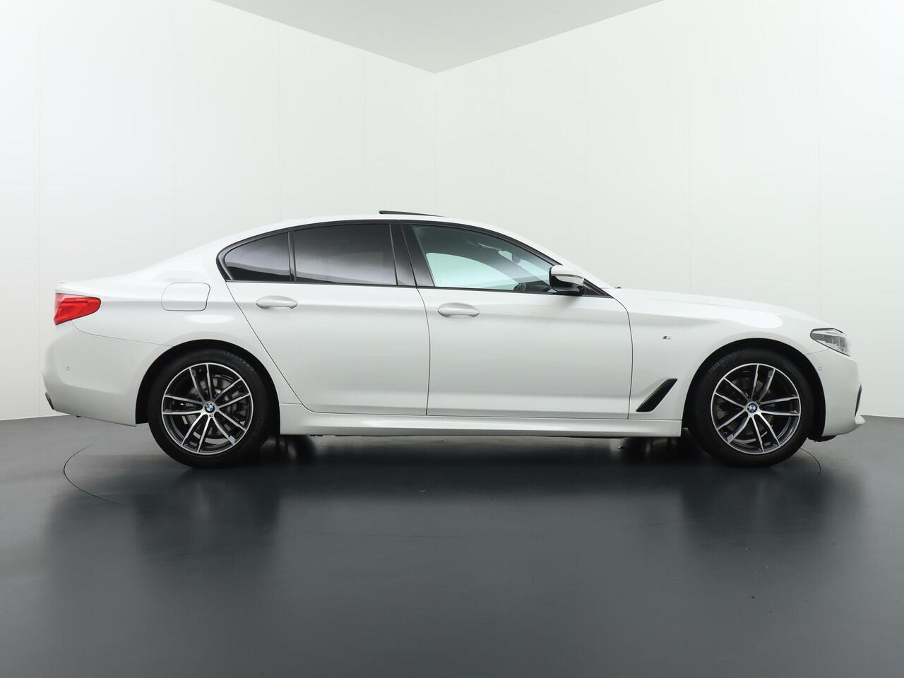 BMW 5-SERIE 520i High Executive Edition M Pakket | Leder | Schuifdak | Memory |