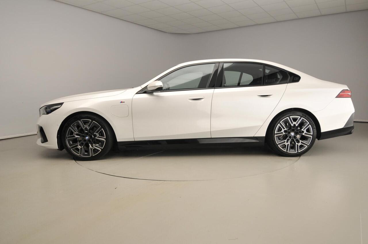 BMW 5-SERIE Sedan 530e | M-Sportpakket | LED | Navigatie | Sportstoelen | Stoelverwarming | DAB | Harman-kardon sound | Alu 20 inch