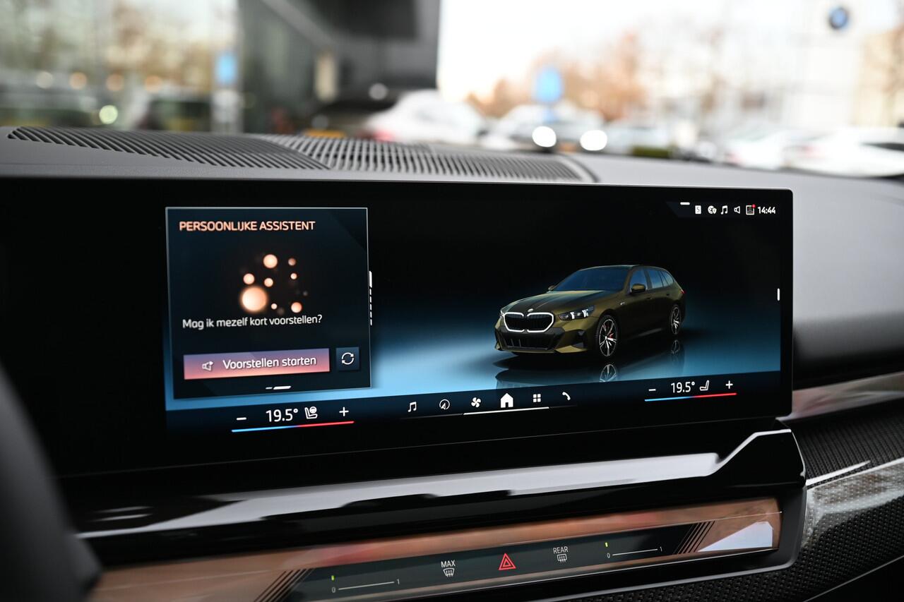 BMW 5-SERIE Touring 530e M Sport Automaat / Panoramadak / Trekhaak / Bowers & Wilkins / Adaptieve LED / Comfort Access / Parking Assistant Plus / Stuurverwarming