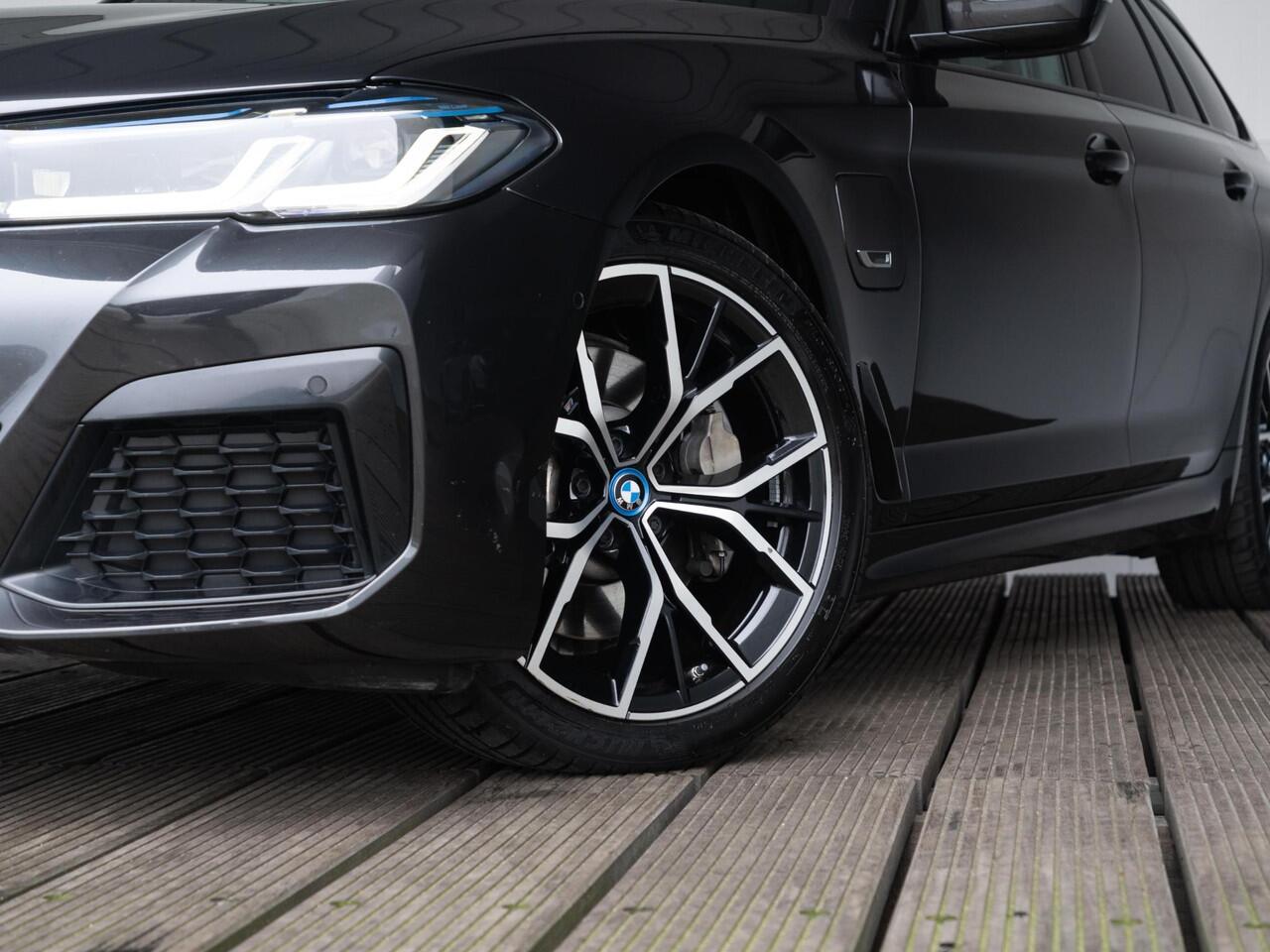 BMW 5-SERIE Touring 530e | M Sportpakket | Innovation Pack | 19 inch | Driving Assistant | BMW Laserlight | Head Up Display | Trekhaak