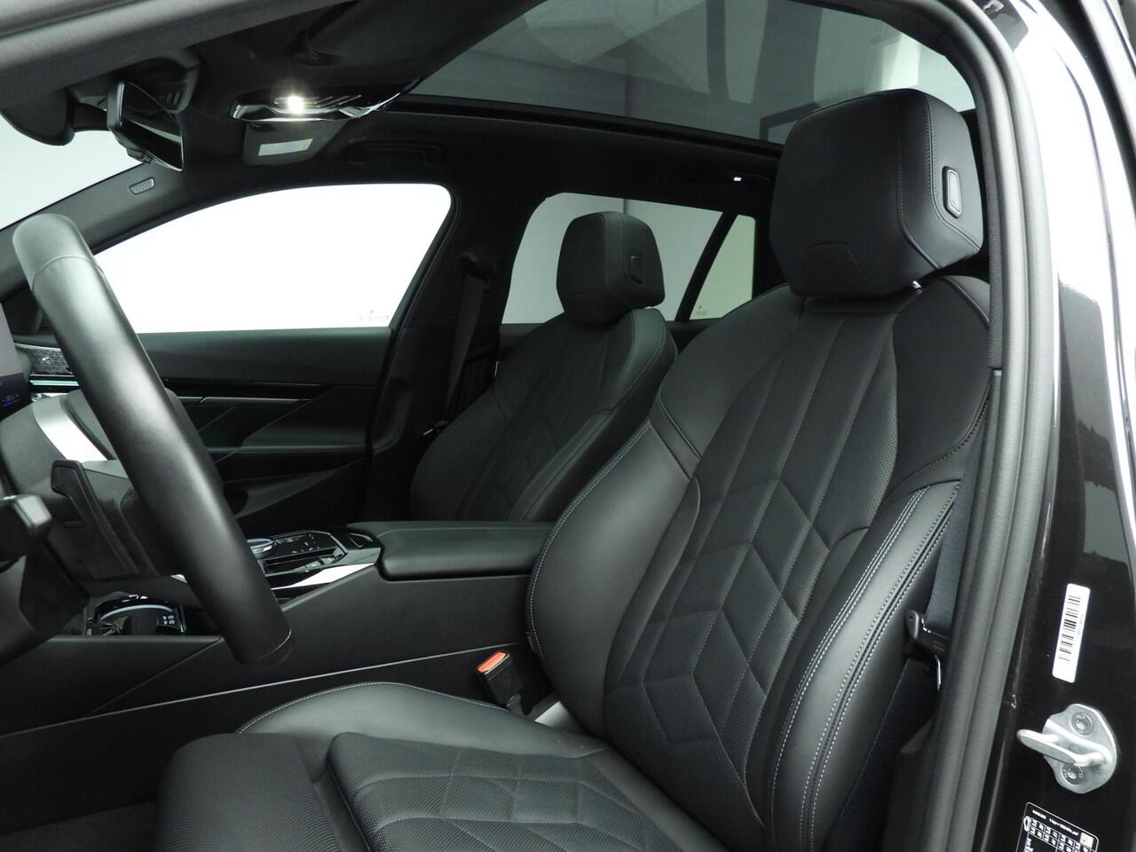 BMW 5-SERIE Touring 540d xDrive | M-Sportpakket | LED | HUD | Schuifdak | Active cruise | Trekhaak | DAB | Bowers & Wilkins sound | Alu 19 inch