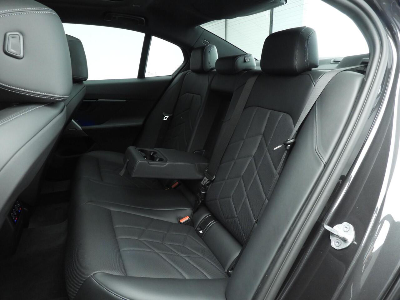 BMW 5-SERIE Sedan 530e | M-Sportpakket | LED | HUD | Schuifdak | Active cruise | Comfortzetels | DAB | Harman-kardon sound | Alu 20 inch