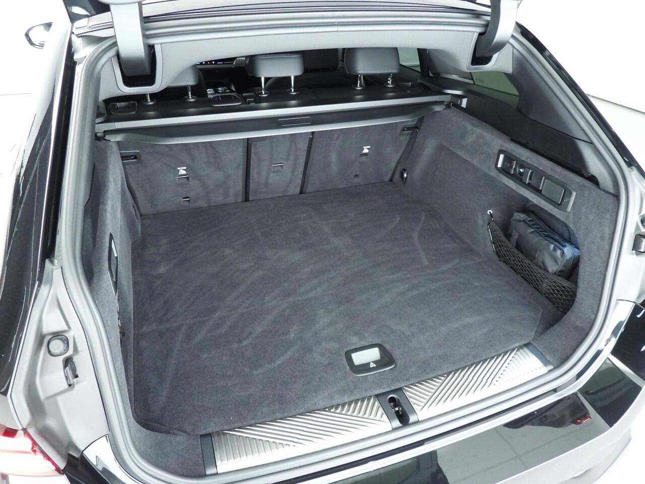 BMW 5-SERIE Touring 520d | M-Sportpakket | LED | HUD | Trekhaak | Active cruise | Keyles go | DAB | Harman-kardon sound | Alu 20 inch