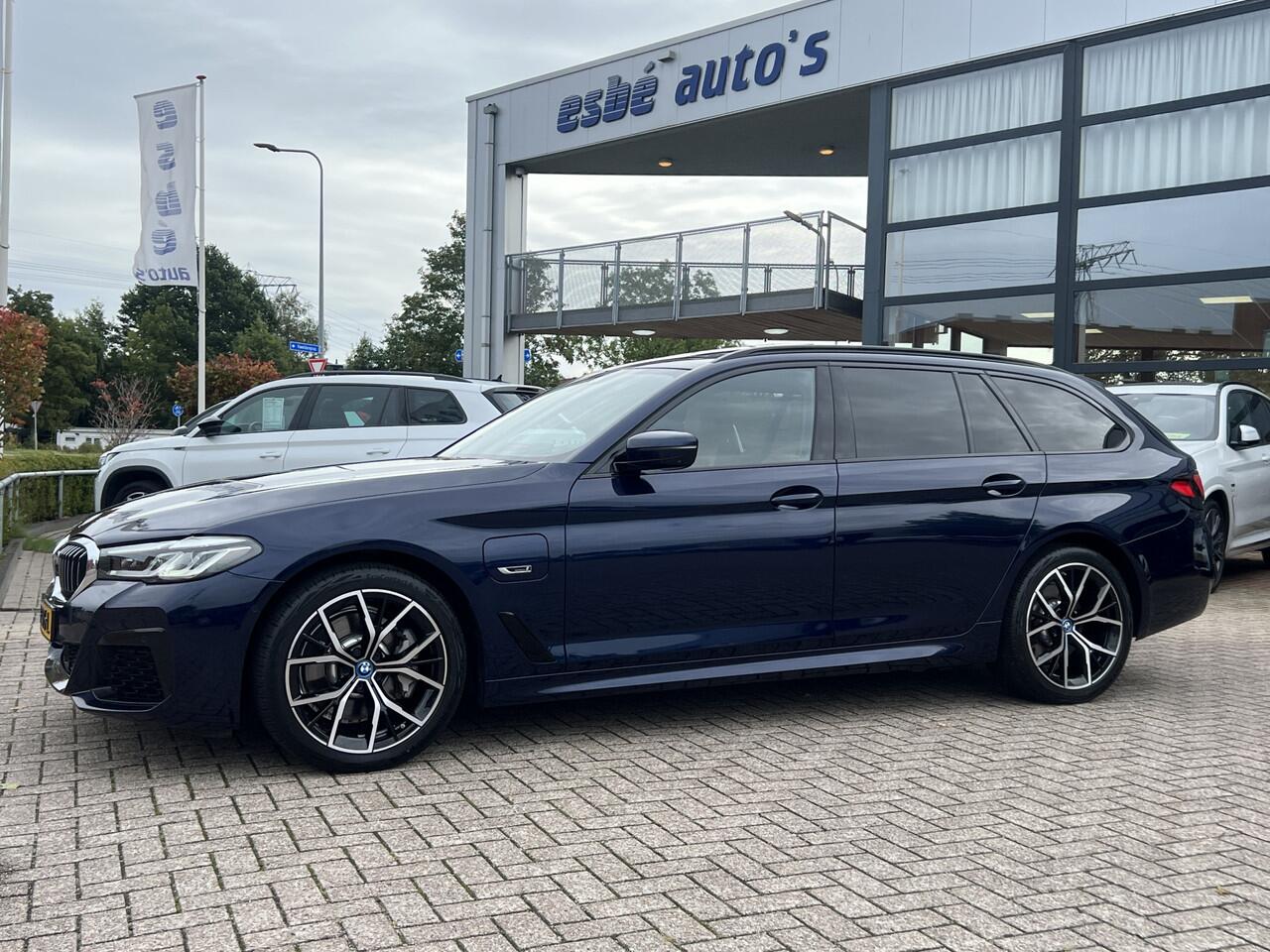 BMW 5-SERIE Touring 530e M-Sport Plus Panoramadak Driving Ass Prof Keyless Rondzicht Camera Elek Stoelen Stoel + Stuurverwarming ACC DAB Head-Up Shadow Line BTW Tansanit Plug In Hybride 1e Eigenaar BTW Auto