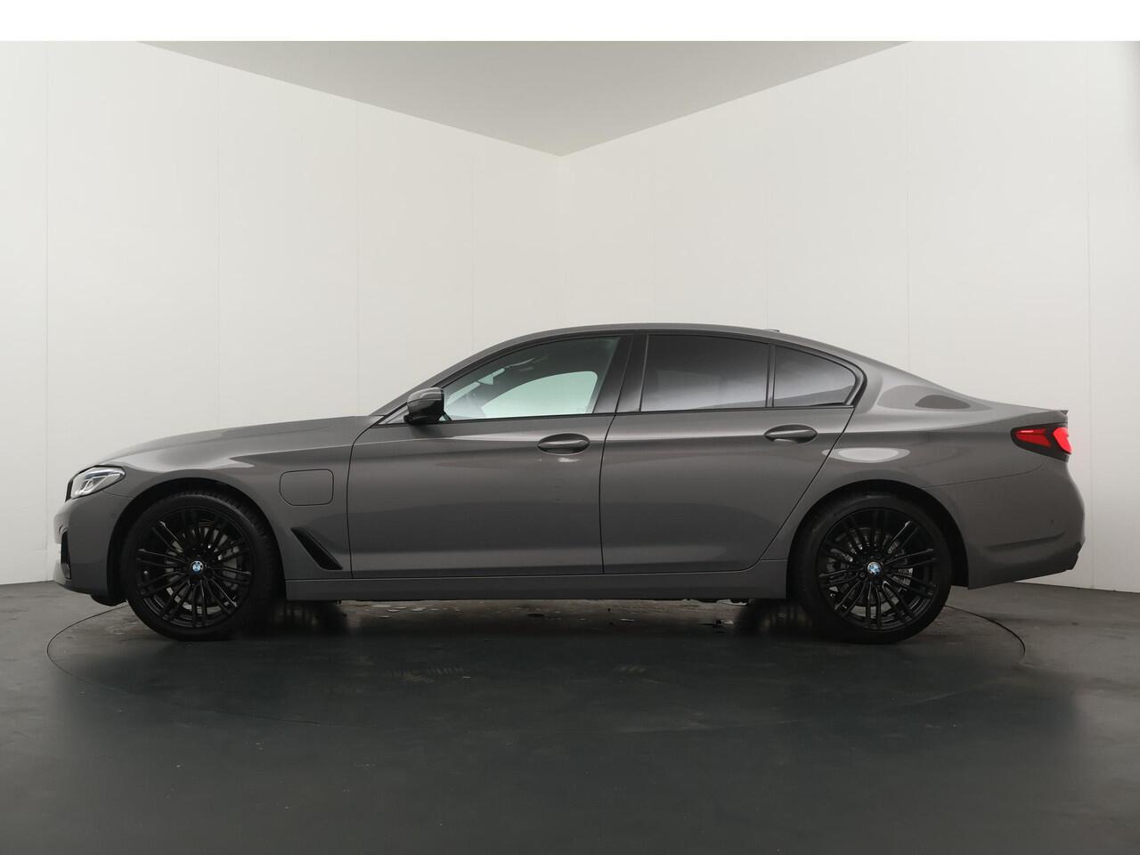 BMW 5-SERIE 520e Business Edition Plus | Stoel-stuur verwarming | Panoramadak | Laserlicht | Head-Up | Harman/Kardon |