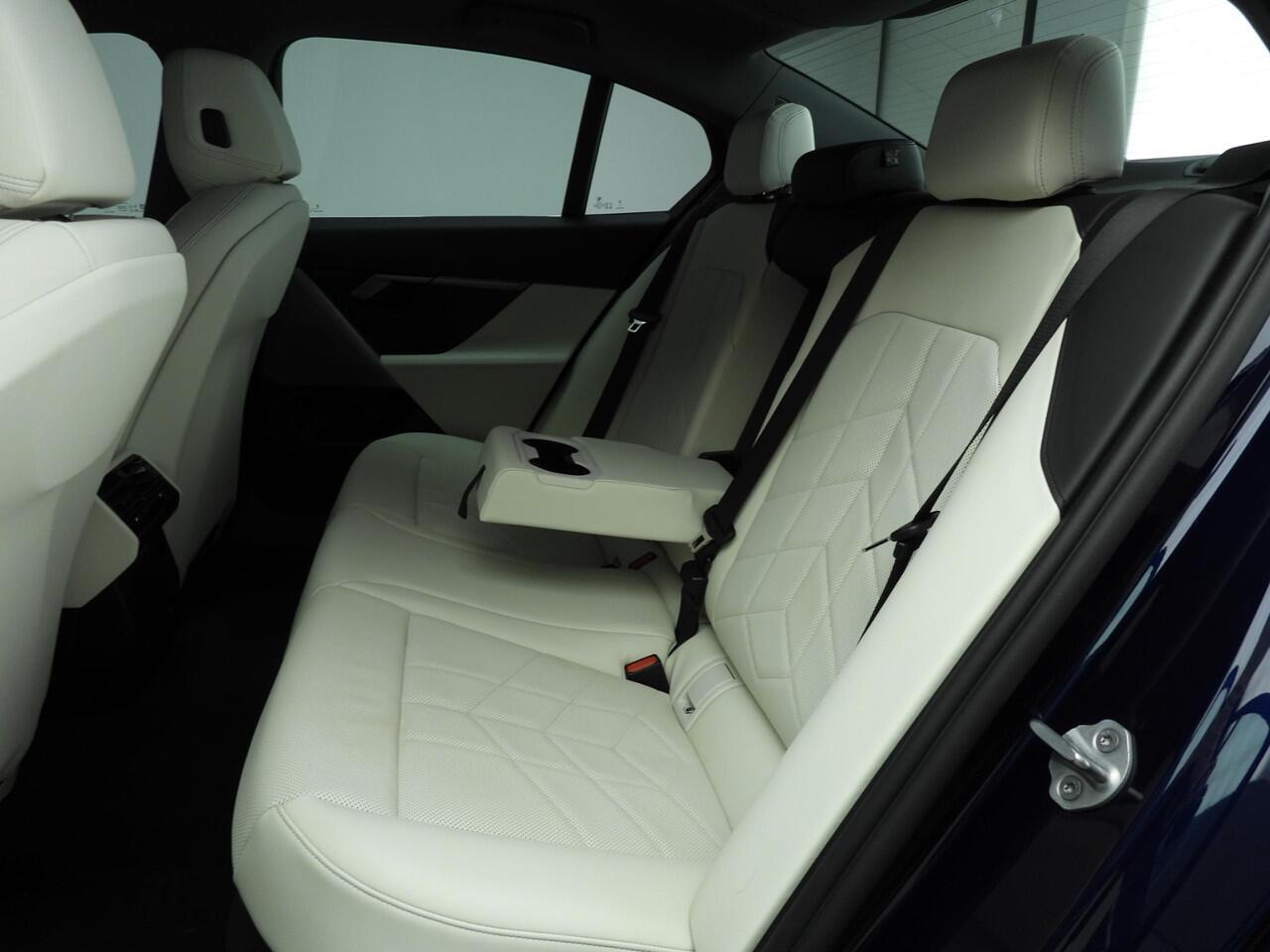 BMW 5-SERIE Sedan 520i | LED | HUD | Sportstoelen | Active cruise | Stoelverwarming | Elektr. zetels | DAB| Alu 19 inch