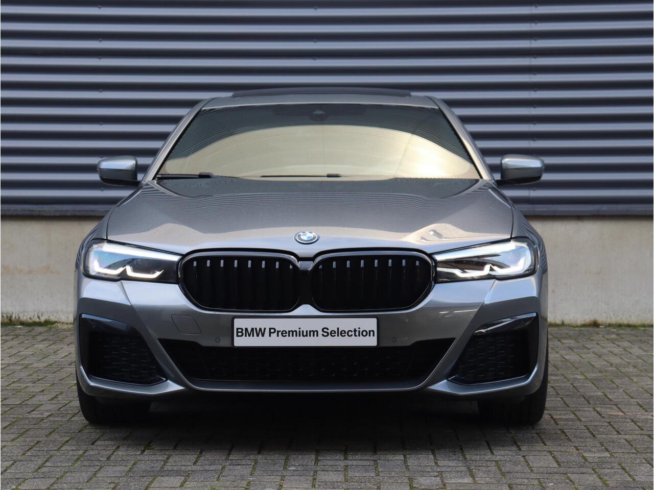 BMW 5-SERIE 530e | High Executive | M Sportpakket | Panodak | Harman Kardon | Head-Up | Driving Assistant | Parking Pack | Stuurwiel Verwarming | 20'' LMV Individual