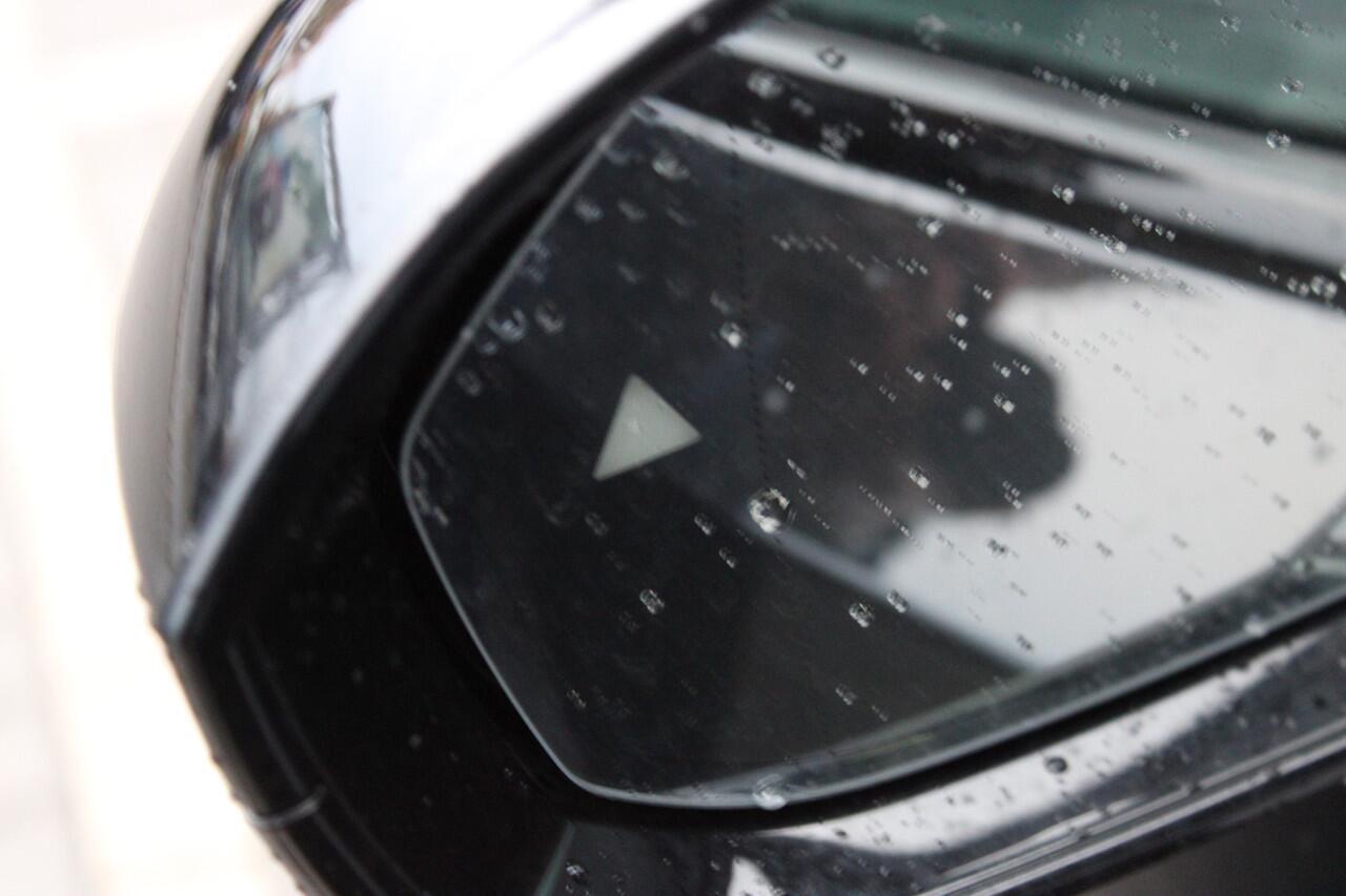 BMW 5-SERIE Touring 530e M Sport Automaat / Panoramadak / Trekhaak / Achteruitrijcamera / Adaptieve LED / M Sportonderstel / Stoelverwarming