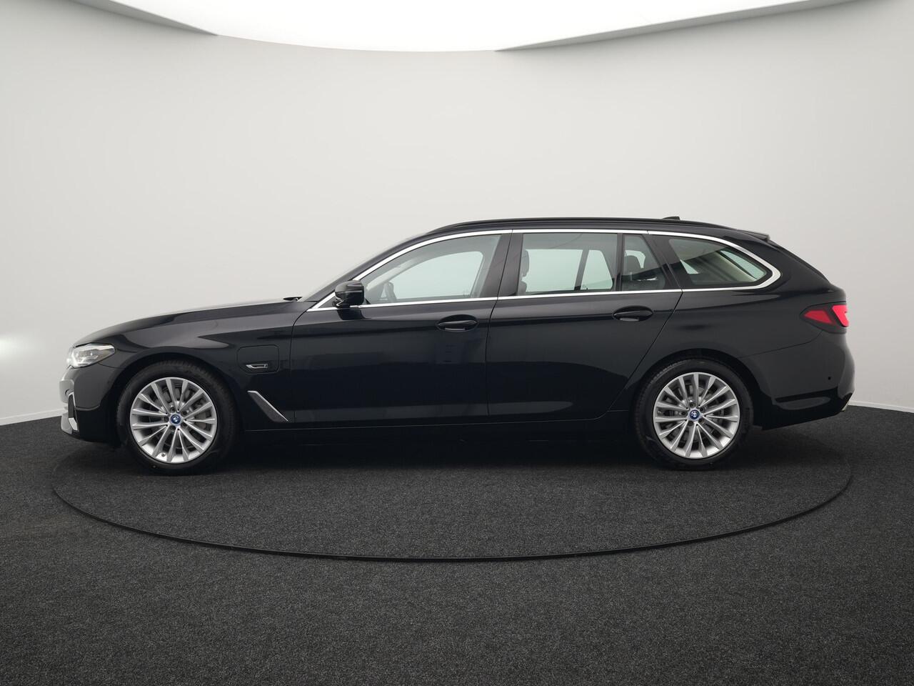 BMW 5-SERIE Touring 530e Luxury Line Plug In Hybrid 294pk Dealer O.H PHEV | Trekhaak Af Fabriek | Panodak | Camera | Lederen Sportstoelen Memory & Verwarmd | Apple Carplay | Cruise Control | Navigatie | Virtual | DAB |
