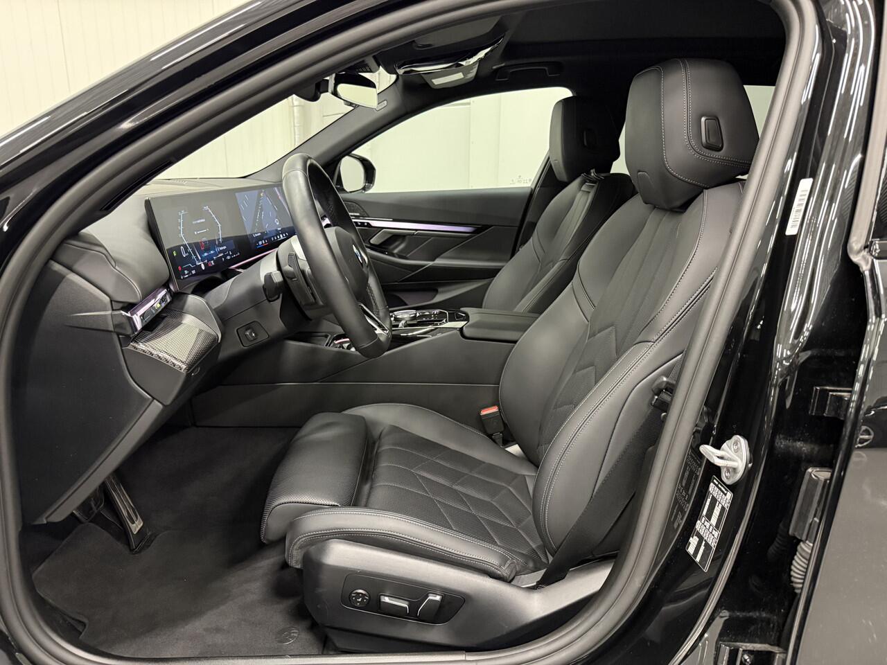 BMW 5-SERIE Touring 520i M-Sport ICONIC GRILLE PANO/TREKHAAK/H&K/HEAD-UP/360CAMERA/VENTILATIE/DRIVING ASS. PRO/ADAPTIVE-LED/STANDKACHEL/NIEUWPRIJS ¤ 94.454,-/FABRIEKS-GARANTIE