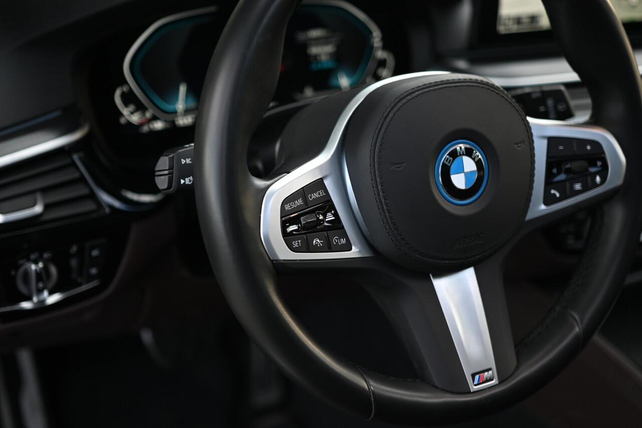 BMW 5-SERIE Touring 530e High Executive M Sport Automaat / Panoramadak / Trekhaak / Stoelverwarming / Active Cruise Control / Live Cockpit Professional / Parking Assistant