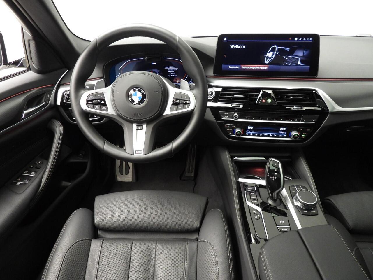 BMW 5-SERIE Touring 520d | M-Sportpakket | Laserlicht | Leder | HUD | Active cruise | Schuifdak | Comfortzetels | Keyles go | DAB | Hifi speakers | Alu 18 inch