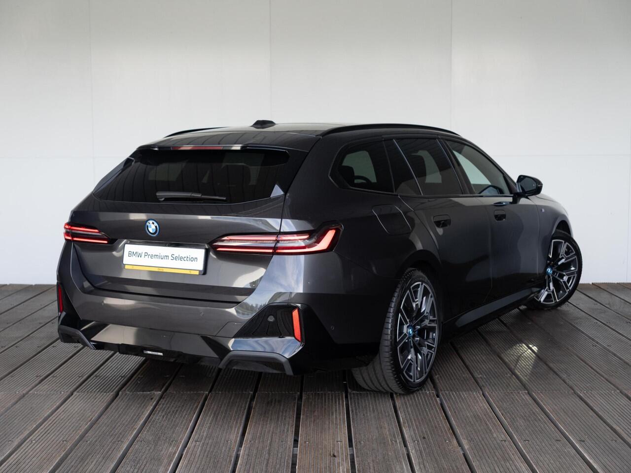 BMW 5-SERIE Touring 530e xDrive | M Sportpakket Pro | Innovation Pack | Bowers & Wilkins | Verwarmd Stuurwiel | Comfort Access | Panoramadak | Trekhaak