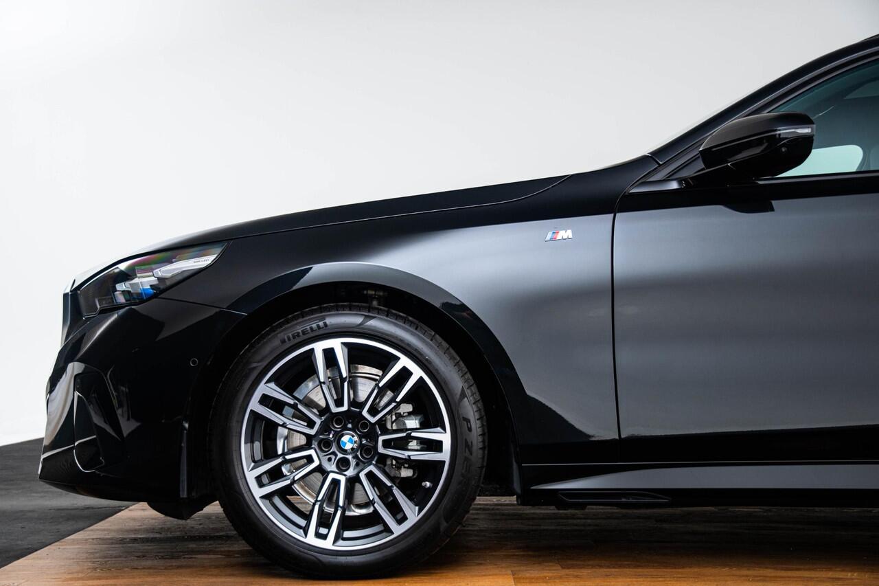 BMW 5-SERIE Touring 520i M Sport - Trekhaak - Panoramadak - Parking/Driving Assistant Professional - Head Up - Harman Kardon - Comfort Access - Standkachel - Stoelventilatie voor - Elektrisch verwarmde voor/achterstoelen -