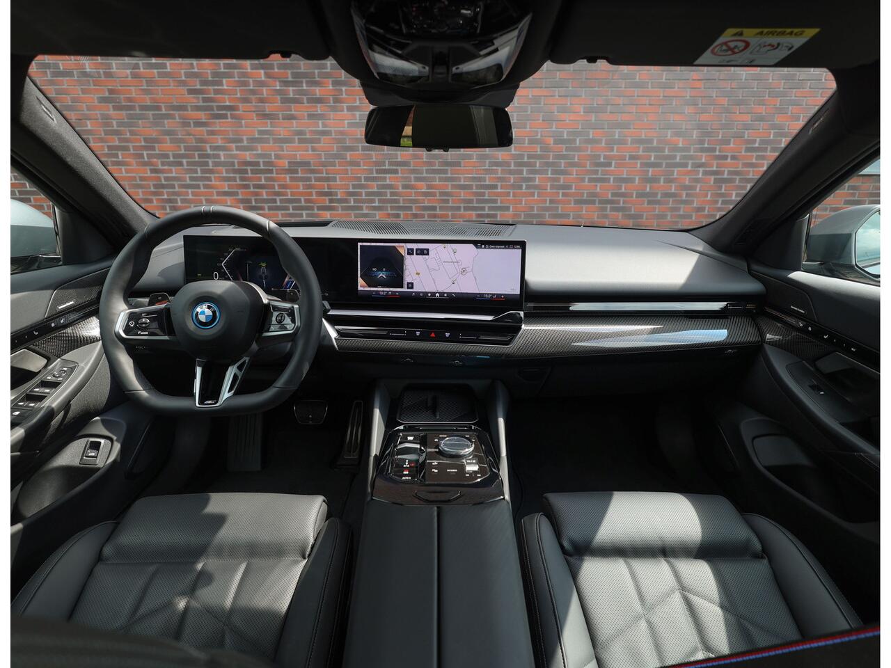 BMW 5-SERIE Touring 530e Touring | M performance - Pano - Trekhaak