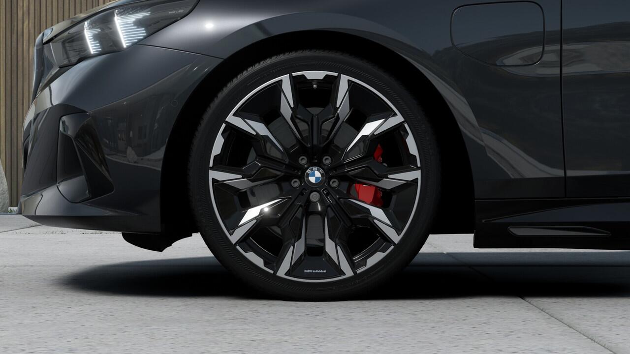 BMW 5-SERIE 530e M Sport Automaat / Panoramadak / Stoelventilatie / Bowers & Wilkins / Comfort Access / M Sportonderstel / Parking Assistant Plus / Adaptieve LED