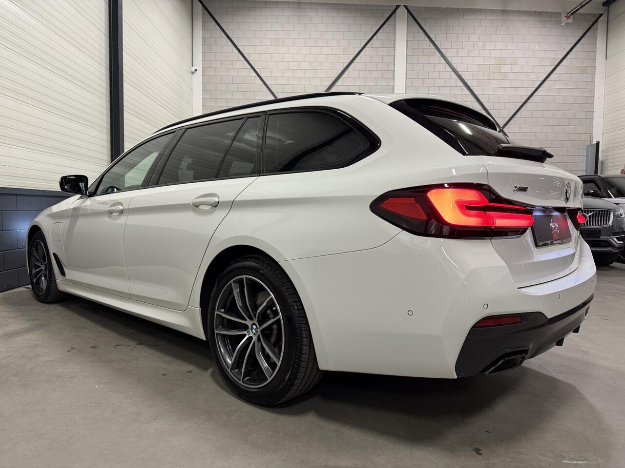 BMW 5-SERIE Touring 530e xDrive M-Sport PANO/HEAD-UP/ADAPTIVE-CHASSIS/ALCANTARA/CAMERA/LIVE-COCKPIT PRO/DAB/STANDKACHEL/SHADOW-LINE/18"/RECENT OH BEURT GEHAD BIJ BMW DEALER