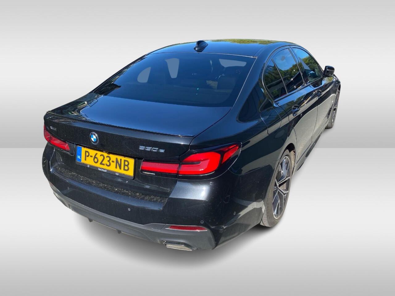 BMW 5-SERIE 530e xDrive High Exe. M Sport / Trekhaak / Schuifdak / Camera / Head-up / 19'' / CarPlay / Harman Kardon / Leder / Dodehoek / Stoelverwarming4x / ACC