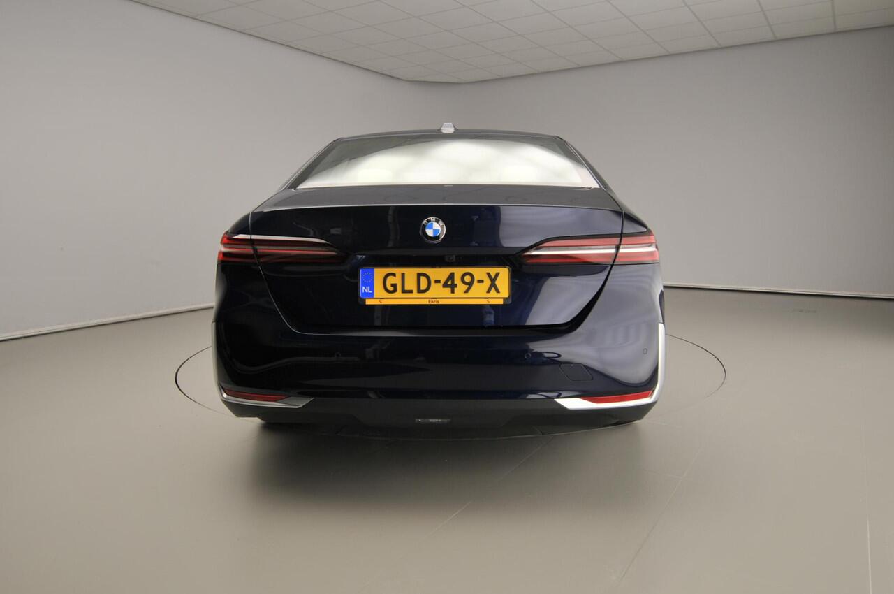 BMW 5-SERIE Sedan 520i | LED | HUD | Sportstoelen | Active cruise | Stoelverwarming | Elektr. zetels | DAB| Alu 19 inch