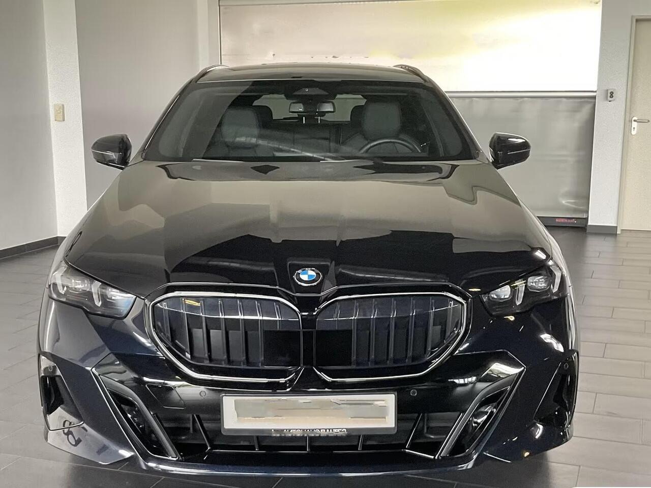 BMW 5-SERIE Touring 540d xDrive M-SPORT Pro ** LED, PANORAMA, LEDER, 20-inch LMV, ICONIC GLOW, TREKH ** Ex BMW - ¤ 29.800 onder NP ** ** INFORMEER OOK NAAR ONZE AANTREKKELIJKE FINANCIAL-LEASE TARIEVEN **
