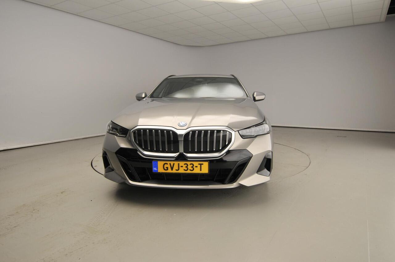 BMW 5-SERIE Touring 530e | M-Sportpakket | LED | Navigatie | Active cruise | Trekhaak | Keyles go | DAB | Alu 20 inch