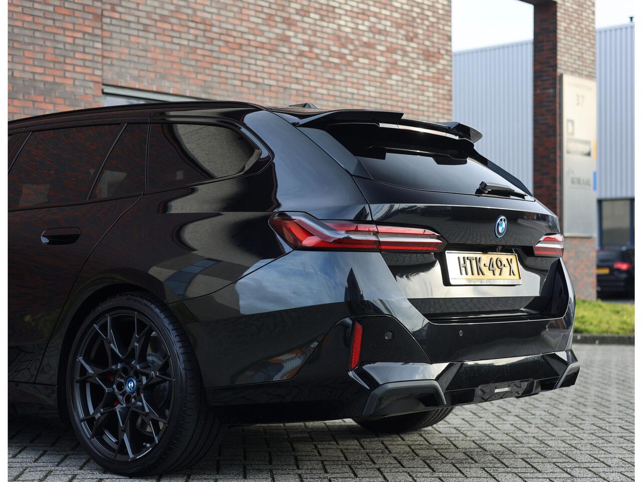 BMW 5-SERIE Touring 550e xDrive | M performance - Pano - B&W - Trekhaak