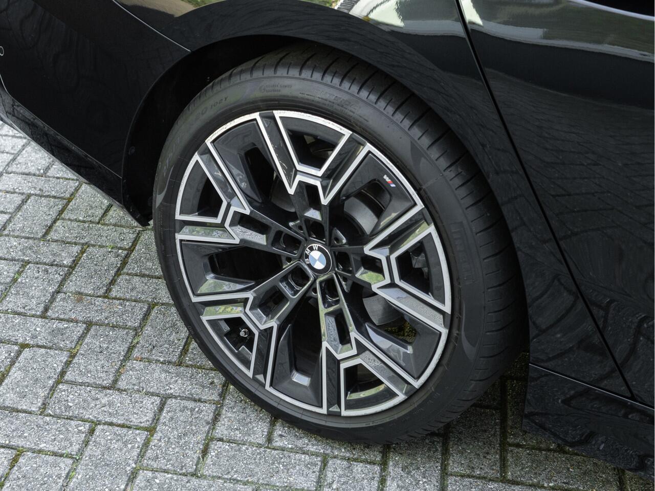 BMW 5-SERIE Touring 520i M-Sport - Driving + Parking Ass Plus - Head-Up - Adaptive LED