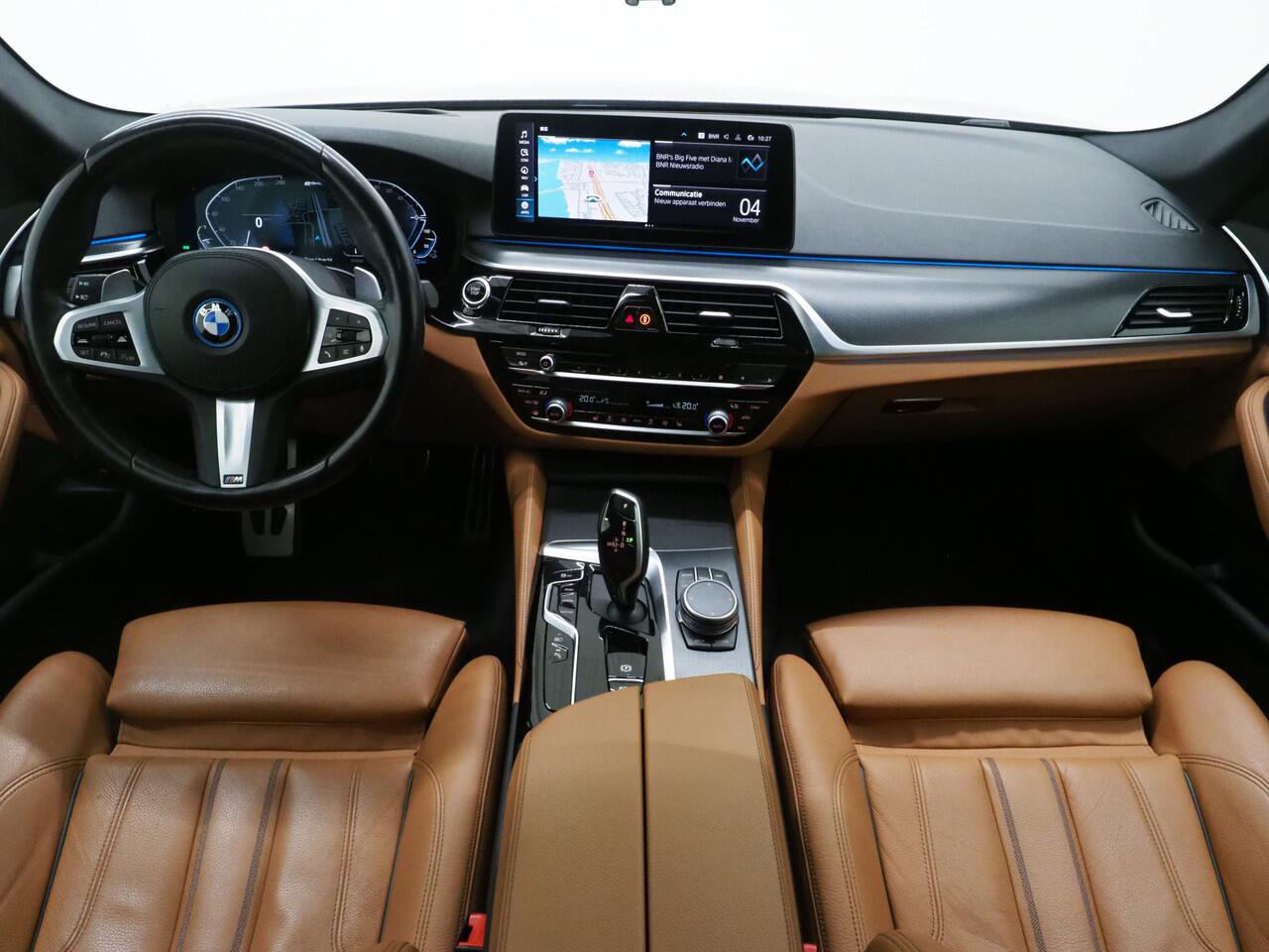 BMW 5-SERIE Touring 530e M Sport Shadow | Panoramadak | Trekhaak | Head Up | Camera | Keyless | Adaptive | Carplay