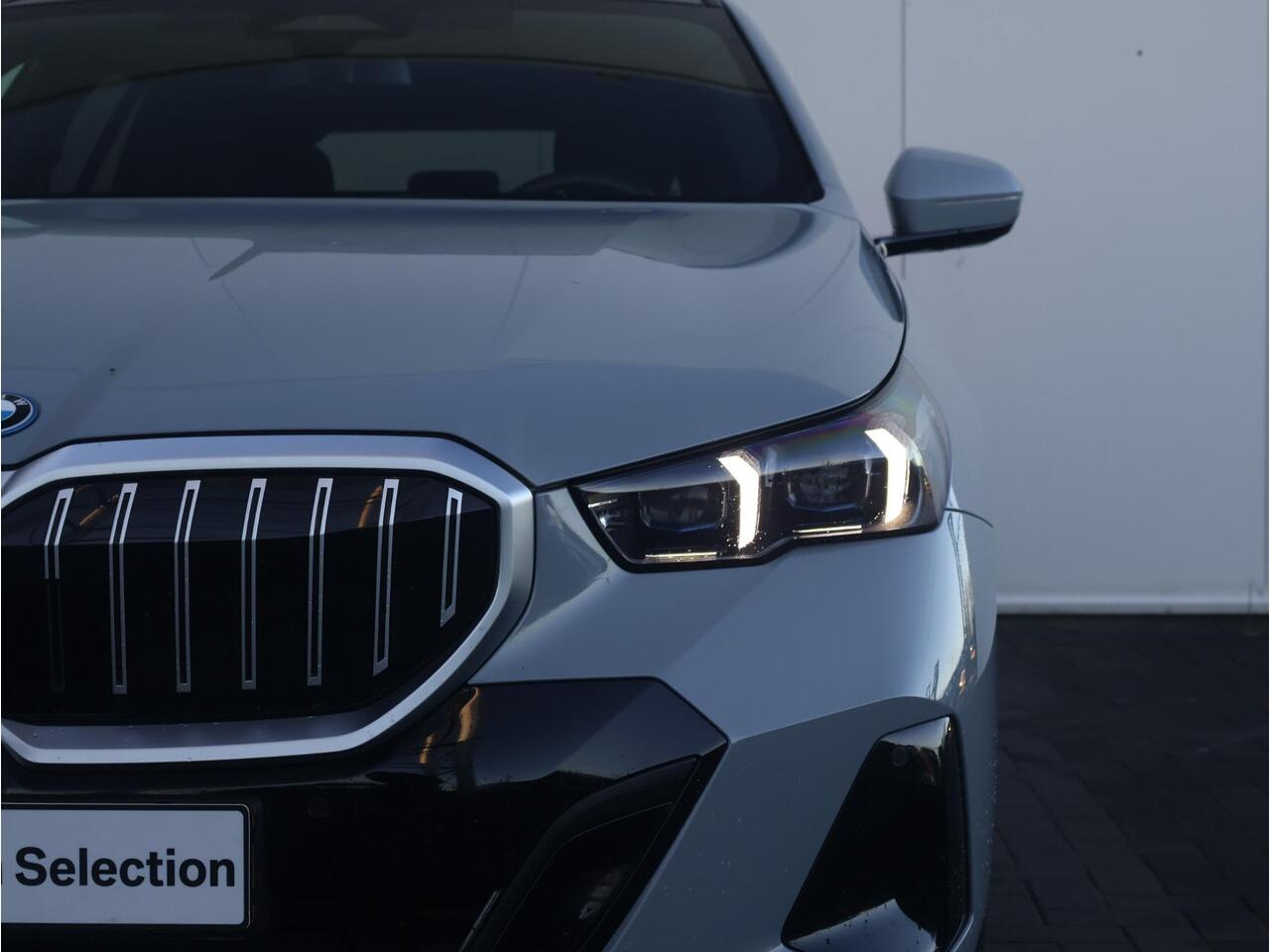 BMW 5-SERIE Touring 530e M Sportpakket/ Elektrische Trekhaak/ Achteruitrijcamera/ Panoramadak/ Stoelverwarming