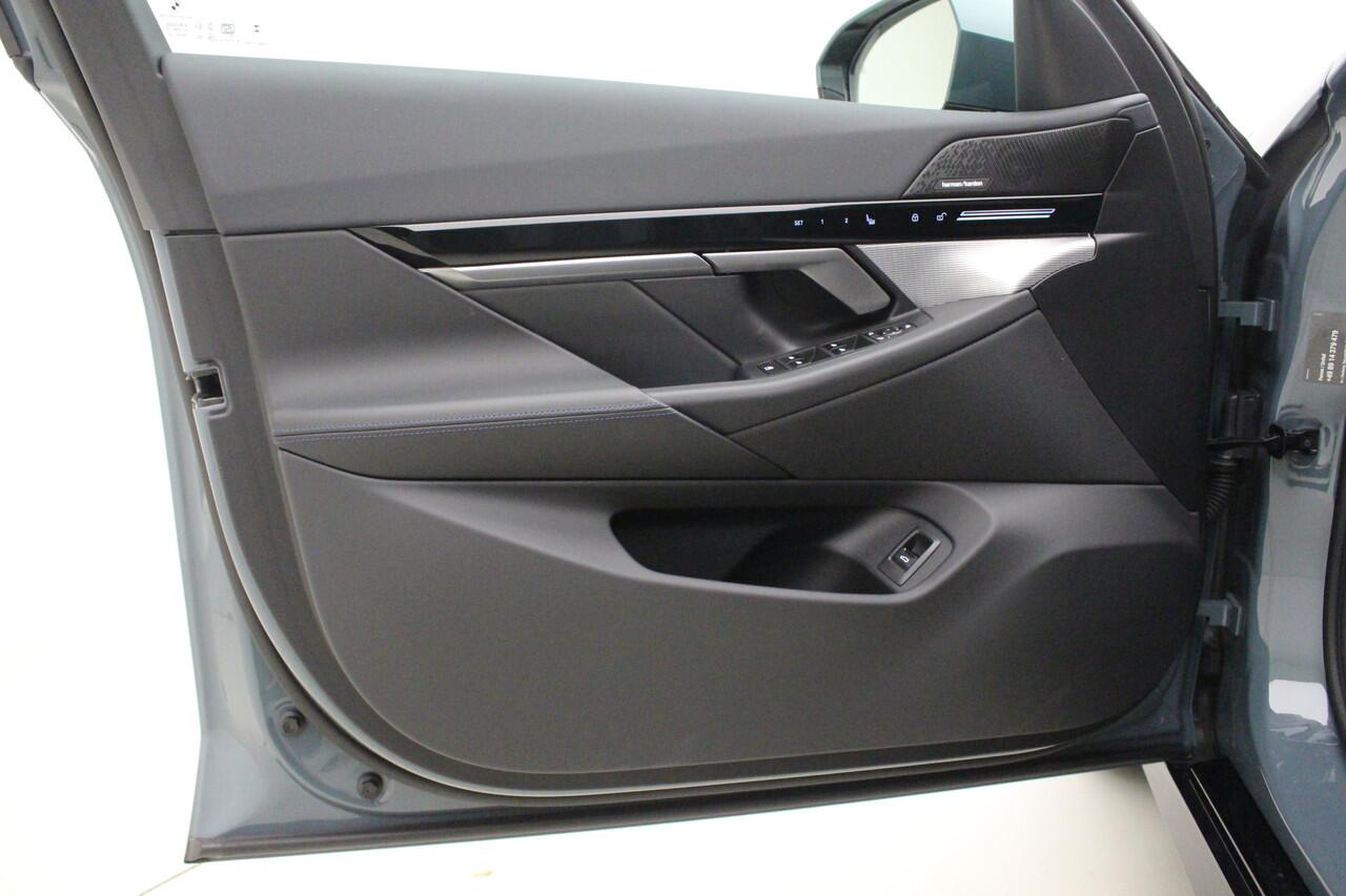 BMW 5-SERIE Touring 520i M-Sport | 19" | Panorama | Driving Assistant Plus | Harman Kardon | Trekhaak