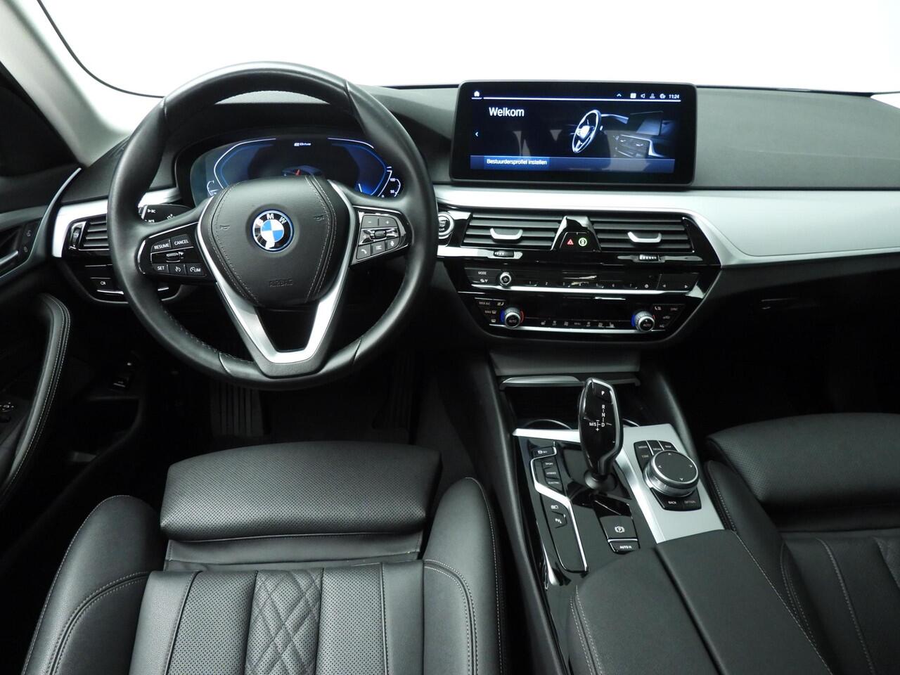 BMW 5-SERIE Touring 530e | LED | Navigatie | Sportstoelen | Chrome line | Stoelverwarming | DAB | Alu 18 inch
