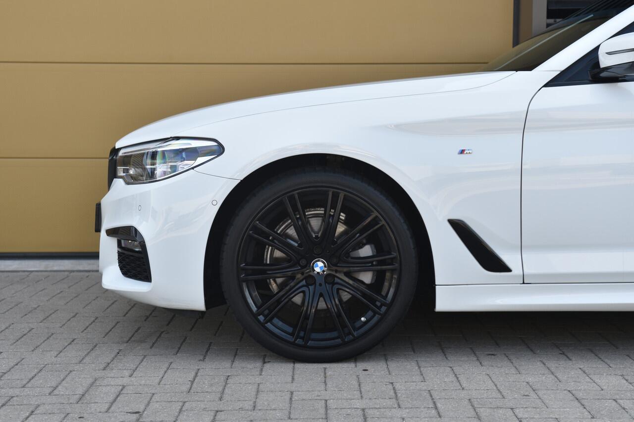 BMW 5-SERIE 520i High Executive * M Sportpakket * Comfortstoelen * Glasdak * Trekhaak * Sfeerverlichting *