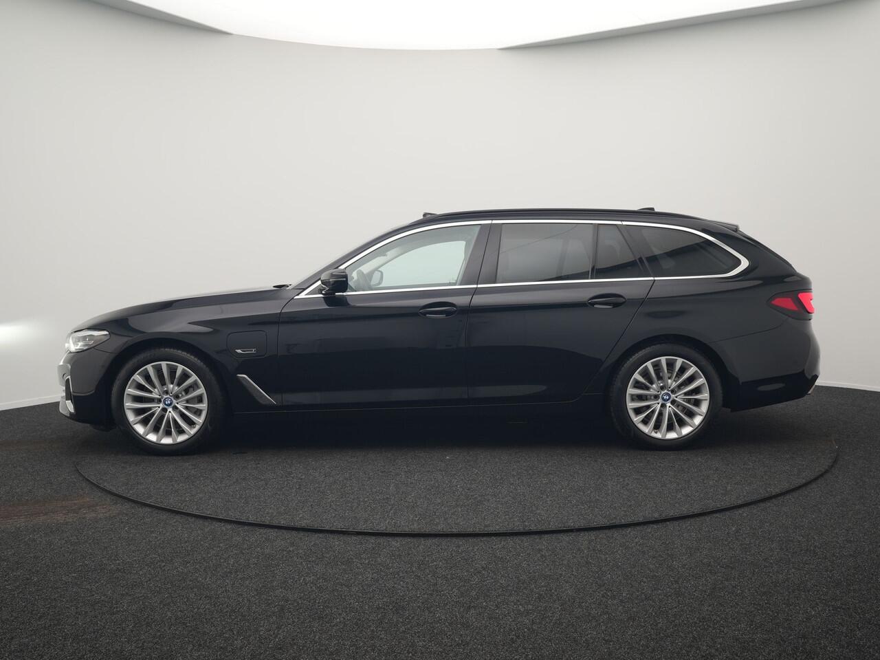 BMW 5-SERIE Touring 530e Luxury Line Plug In Hybrid 294pk Dealer O.H PHEV | Trekhaak Af Fabriek | Panodak | Camera | Lederen Sportstoelen Memory & Verwarmd | Apple Carplay | Cruise Control | Navigatie | Virtual | DAB |