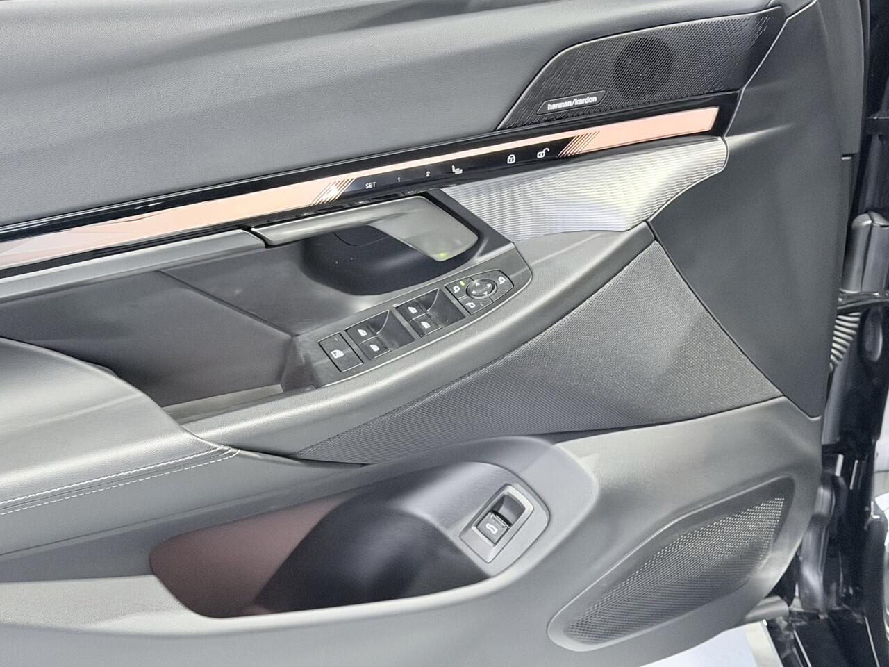 BMW 5-SERIE 550e xDrive M SPORT 4 WHL besturing / Leder