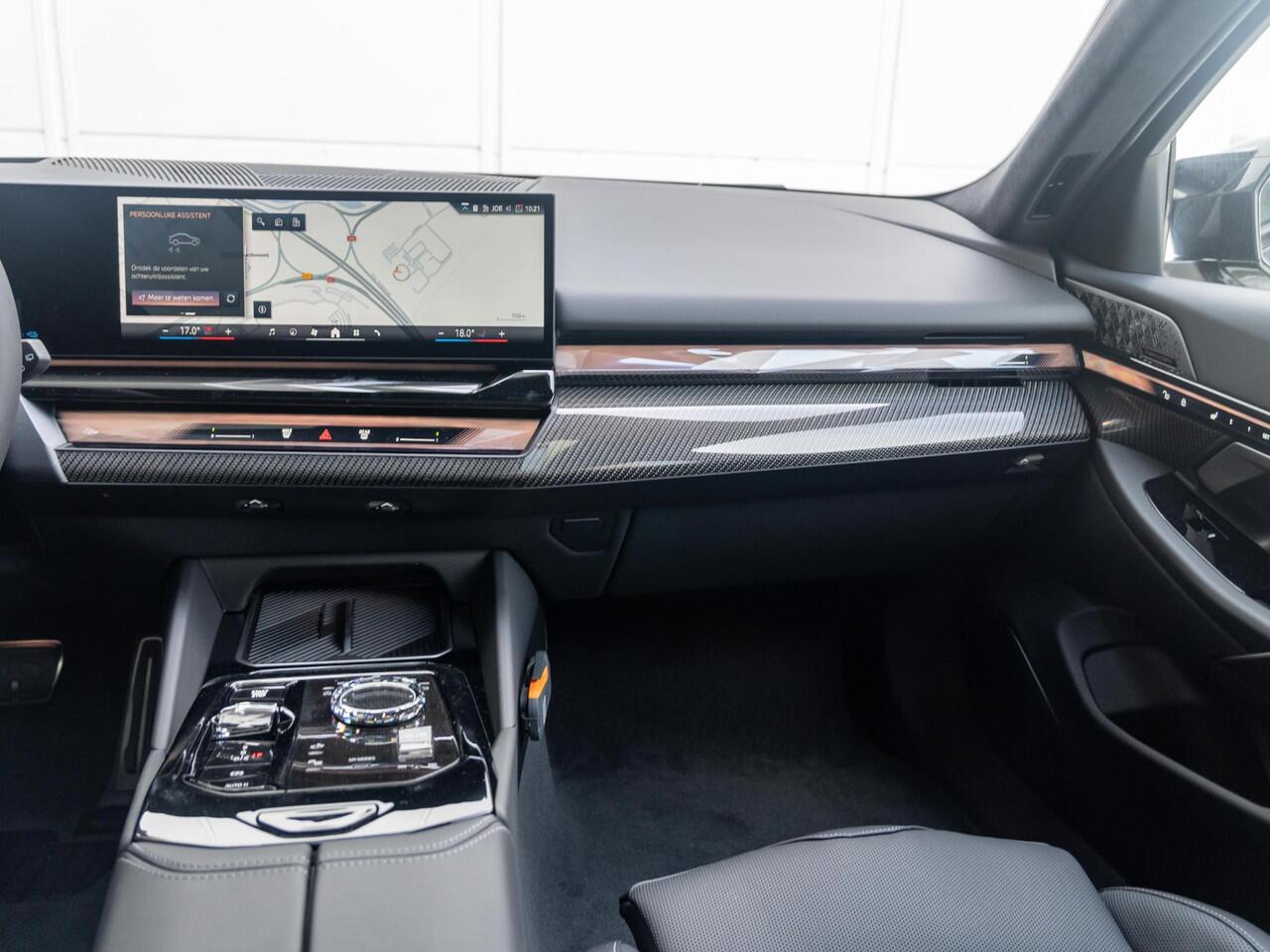 BMW 5-SERIE Touring 530e | M Sportpakket Pro | Innovation Pack | Bowers & Wilkins | Verwarmd Stuurwiel | Comfort Access | Stoelventilatie | Panoramadak | Trekhaak