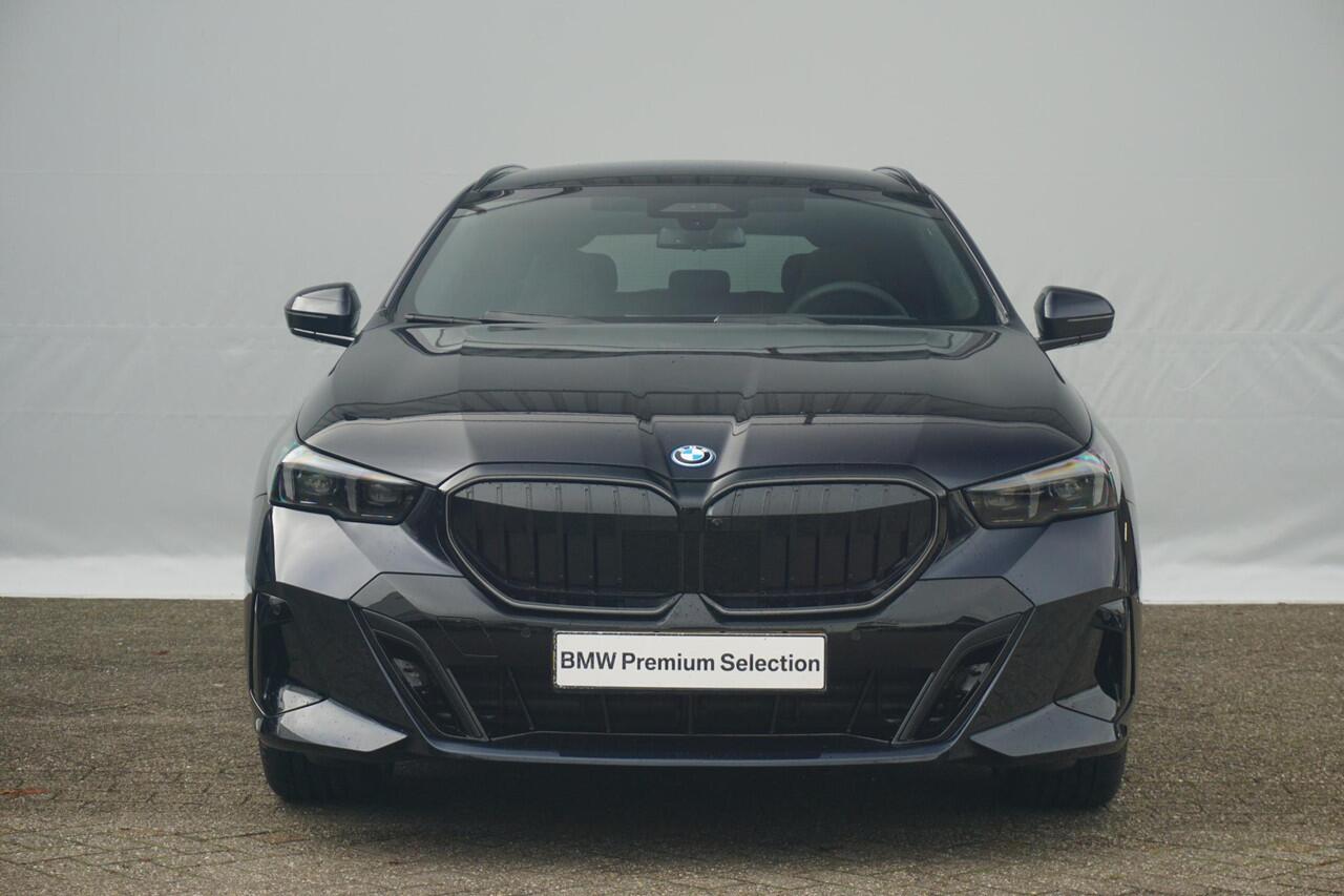 BMW 5-SERIE Touring 550e xDrive M Sport | Trekhaak / Bowers & Wilkins / Panoramadak / Head-up / 360*Camera's / Comfort Access