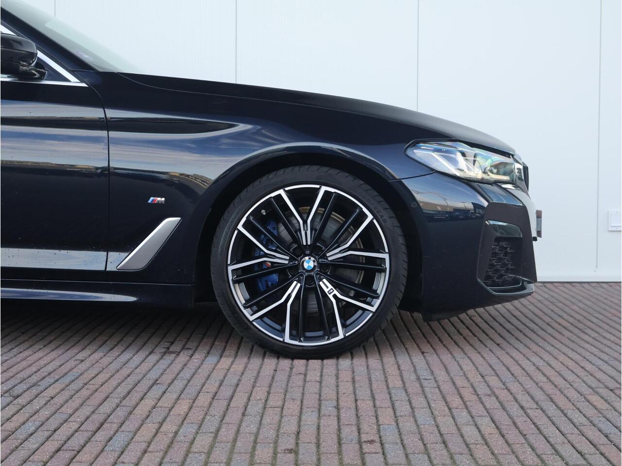 BMW 5-SERIE 530i High Executive Edition M Sportpakket/ Achteruitrijcamera/ Comfortstoelen/ schuif-/kanteldak/ Stoelverwarming/ Laserlight/ HiFi/ Head-Up/ 19 inch LM