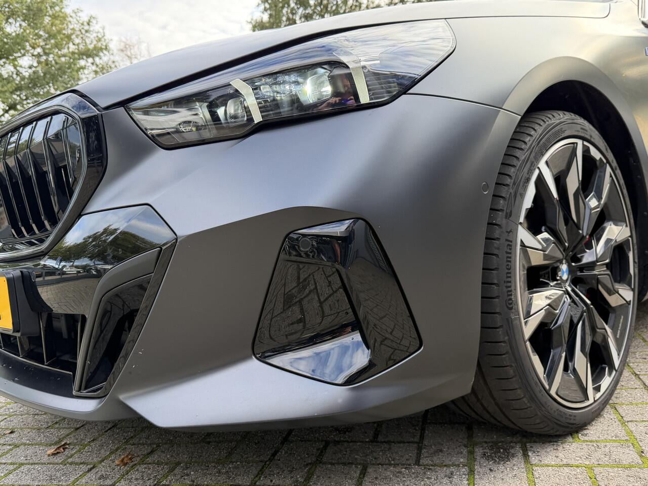 BMW 5-SERIE Touring 540d xDrive M-Sport FULL OPTION Leer/Pano/Camera/Trekhaak/ 21 inch