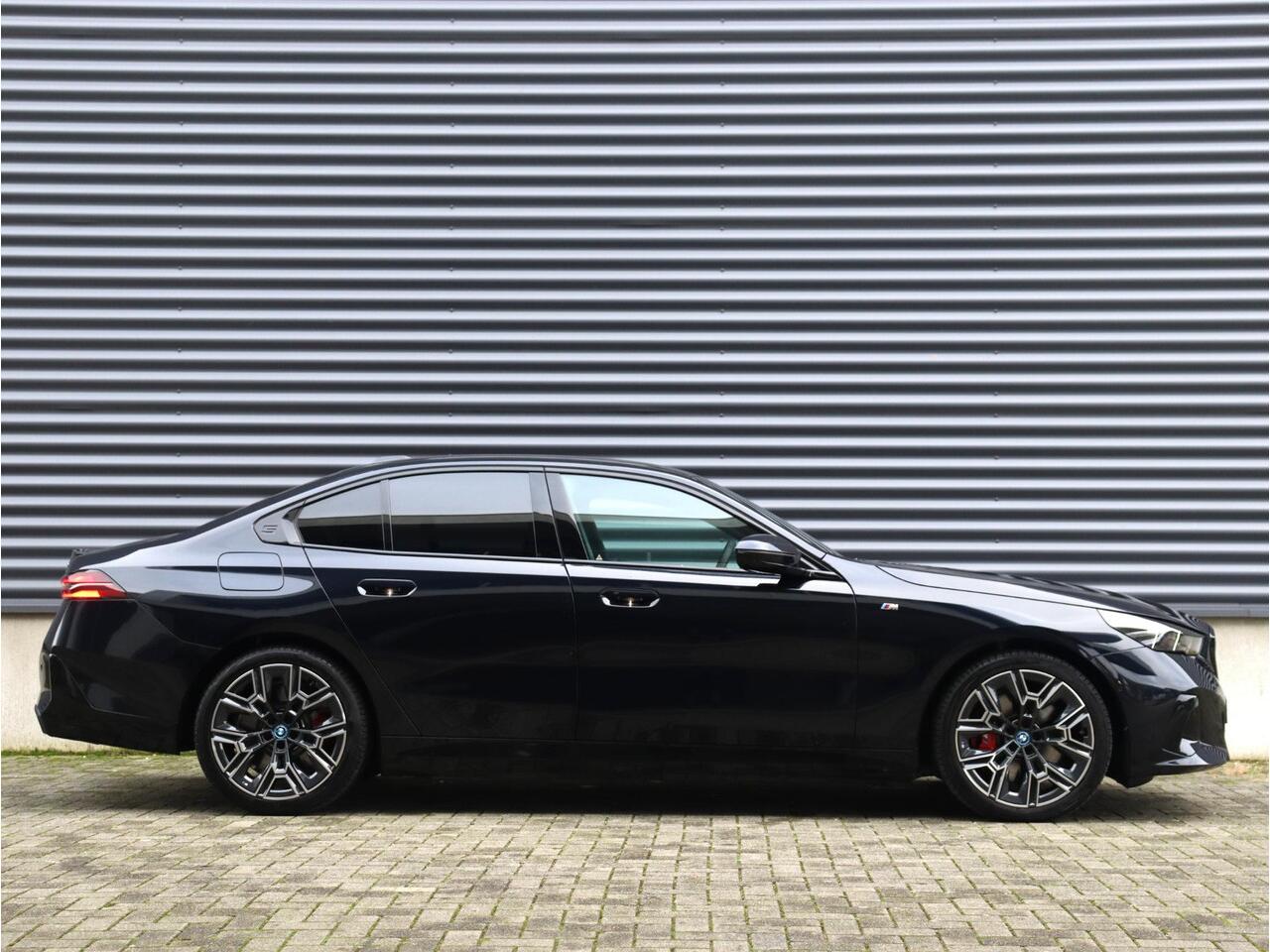 BMW 5-SERIE 550e xDrive | M Sportpakket Pro | Panodak | Driving Assistant Prof. | Adaptief Onderstel Prof. | Bowers & Wilkins | M Multifunctionele Stoelen | Stoelventilatie | Parking Assistant Prof. | 20'' LMV