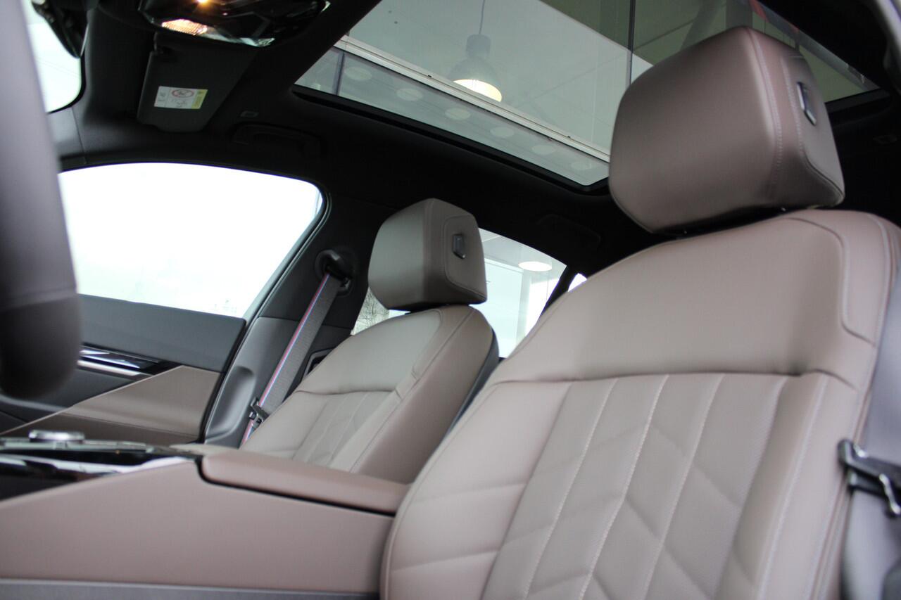 BMW 5-SERIE 530e M Sport Automaat / Panoramadak / Stoelventilatie / Comfort Access / M Sportonderstel / Adaptieve LED / Parking Assistant Plus / Harman-Kardon